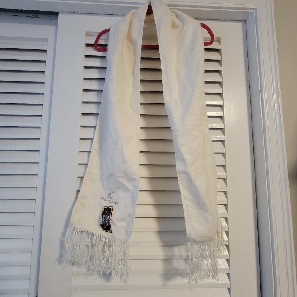 ALPACA CAMARGO NWT Long Tasseled Scarf. - Picture 7 of 10